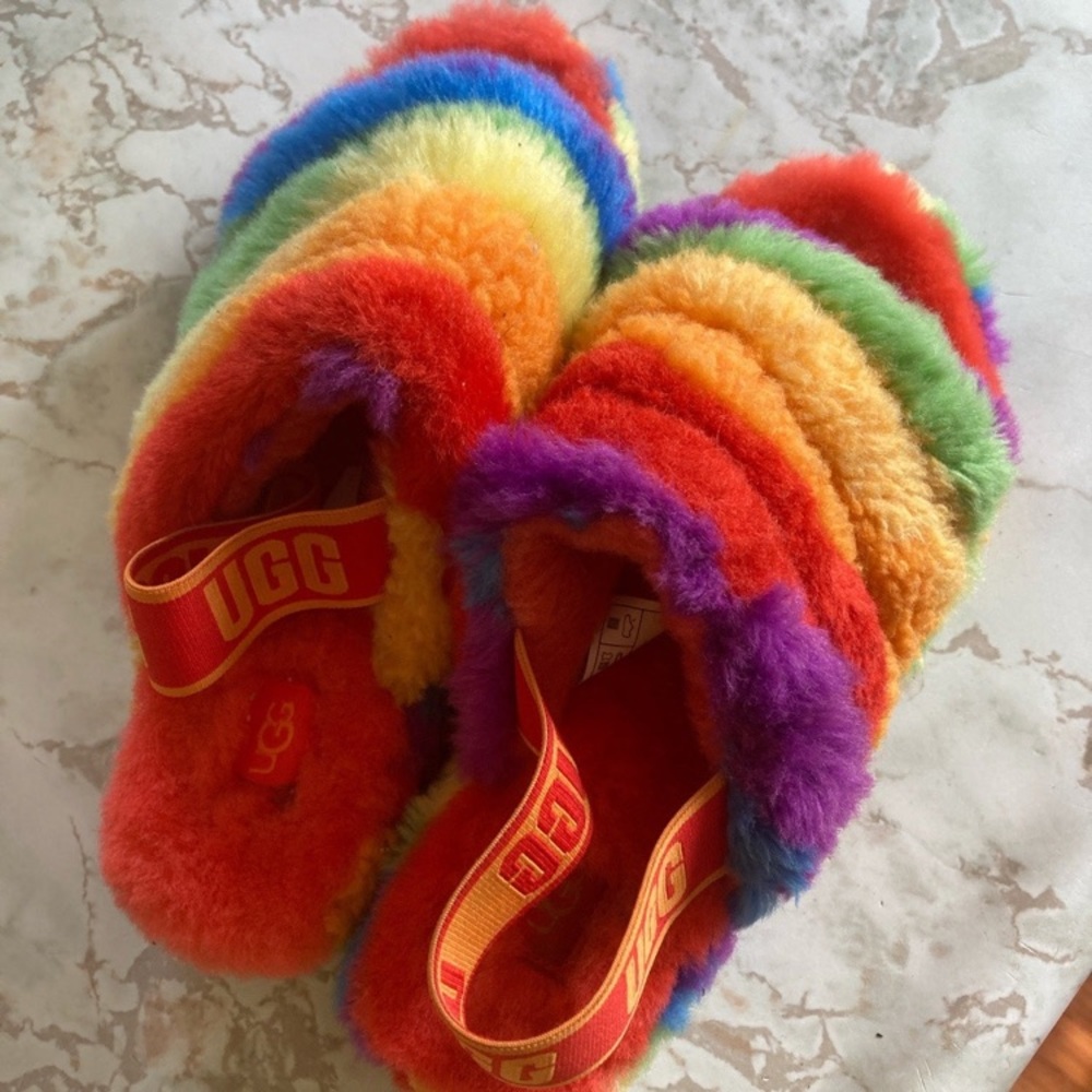 UGG slides in the size 7 in women’s! Perfect birthday gift or whatever!